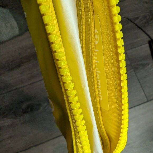 Lululemon Yellow Clippable Card Pouch Brand New MZYW/GGRE - Picture 3 of 4